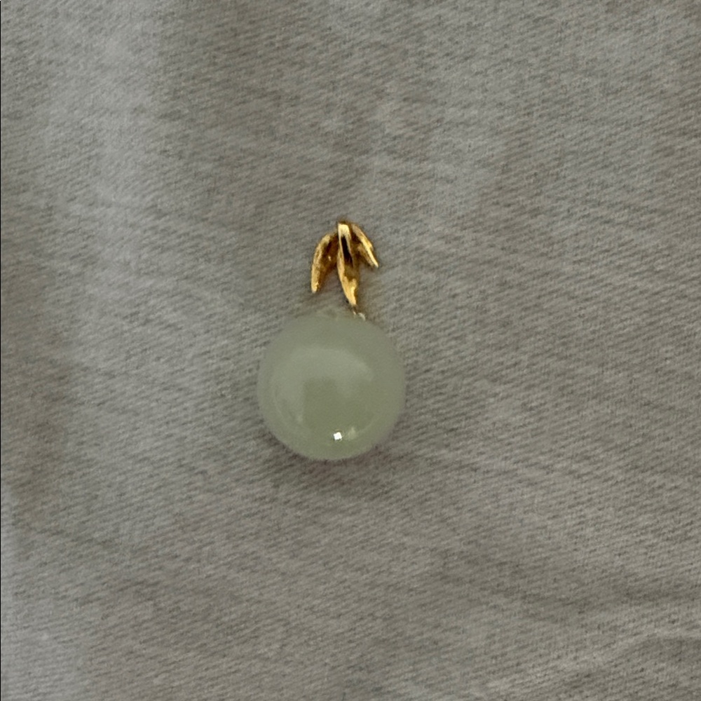 Elegant 18K Gold Clasp with Jade Pearl Pendant - Picture 3 of 5